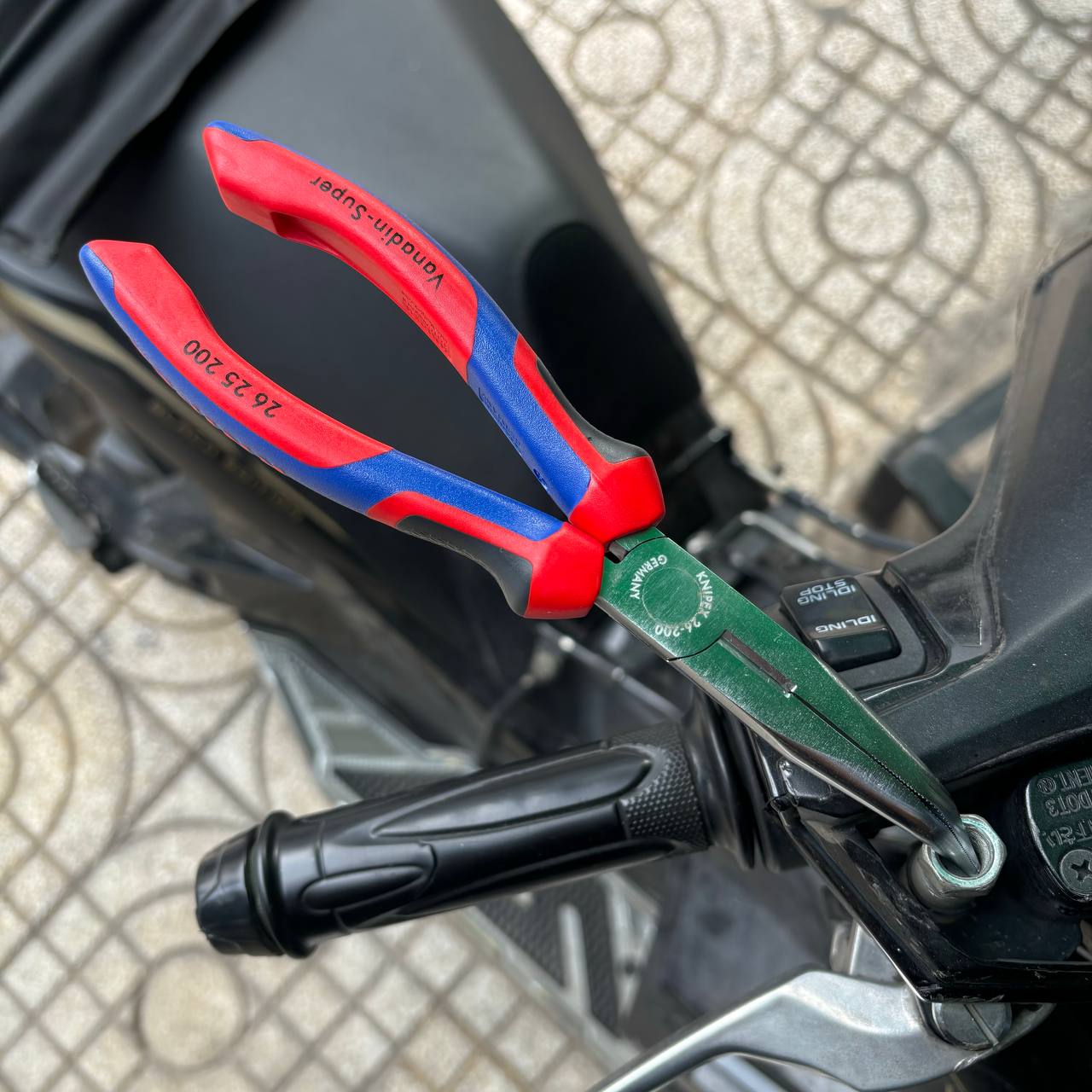 KÌM MŨI NHỌN GÓC MẠ CROM KNIPEX 200MM 26 25 200 - Ảnh 3