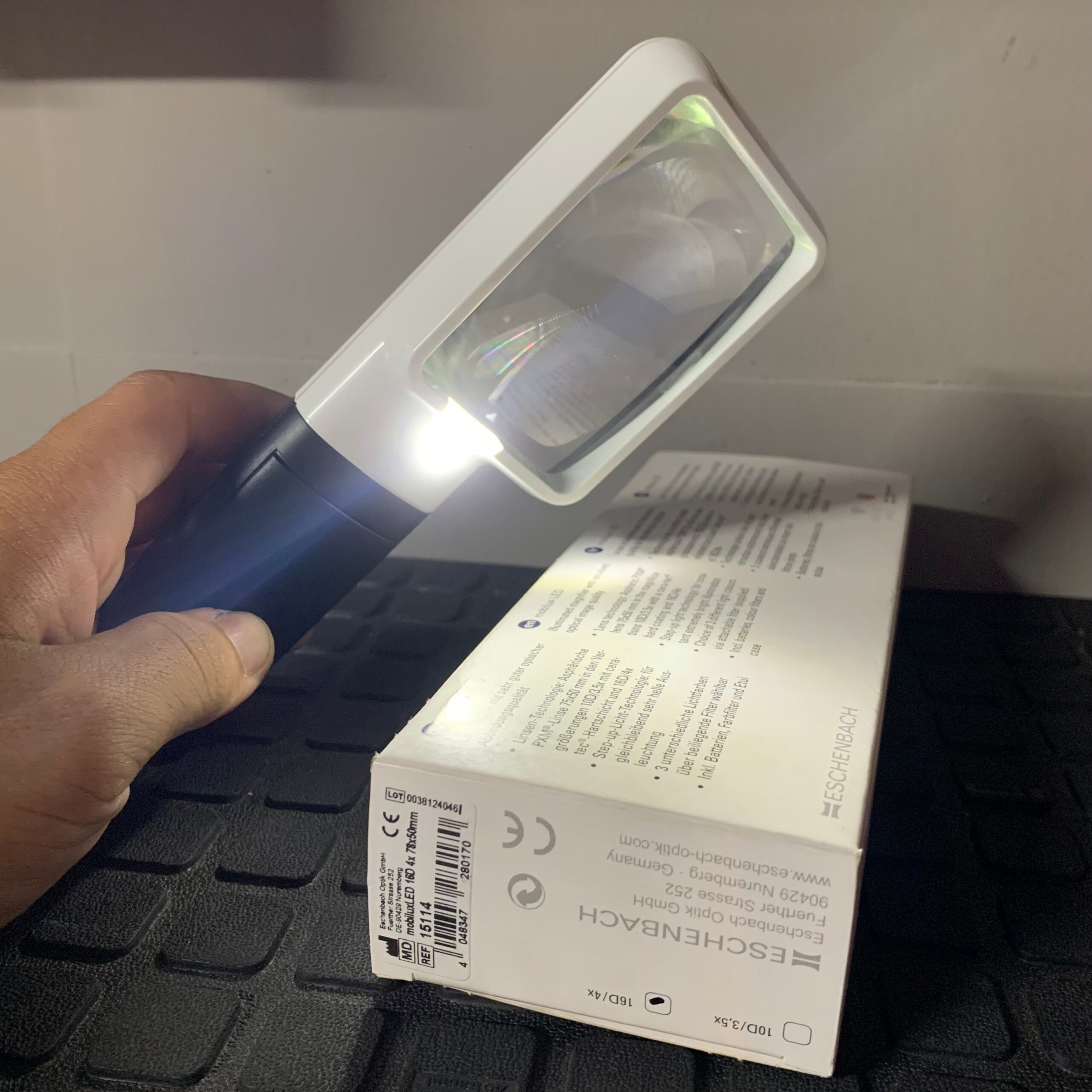 KÍNH LÚP CÓ ĐÈN LED CHIẾU SÁNG, ĐỘ PHÓNG ĐẠI 4 LẦN ESCHENBACH MOBILUX - Ảnh 3