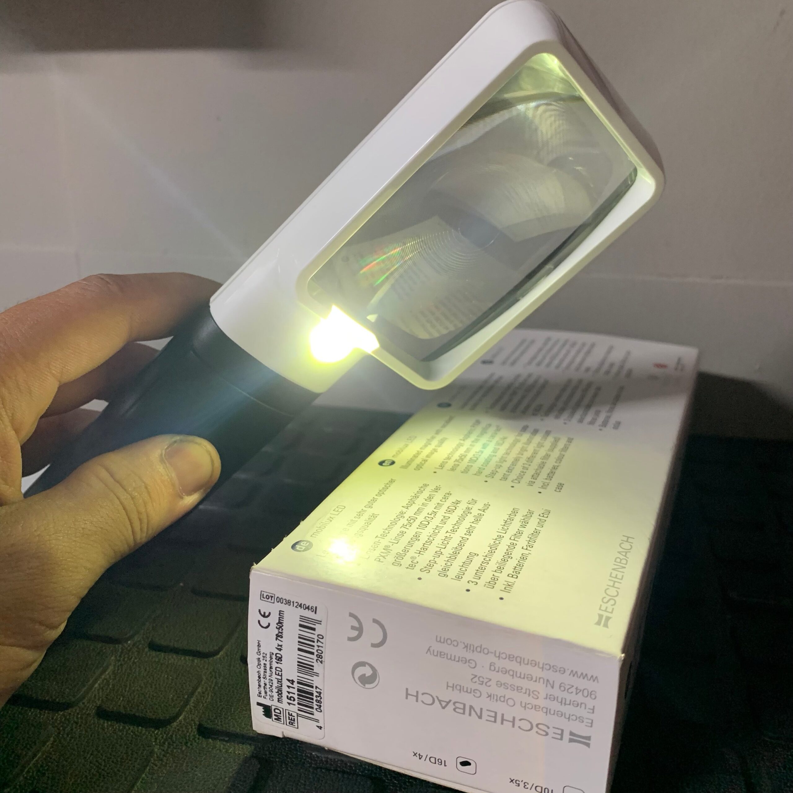 KÍNH LÚP CÓ ĐÈN LED CHIẾU SÁNG, ĐỘ PHÓNG ĐẠI 4 LẦN ESCHENBACH MOBILUX - Ảnh 4