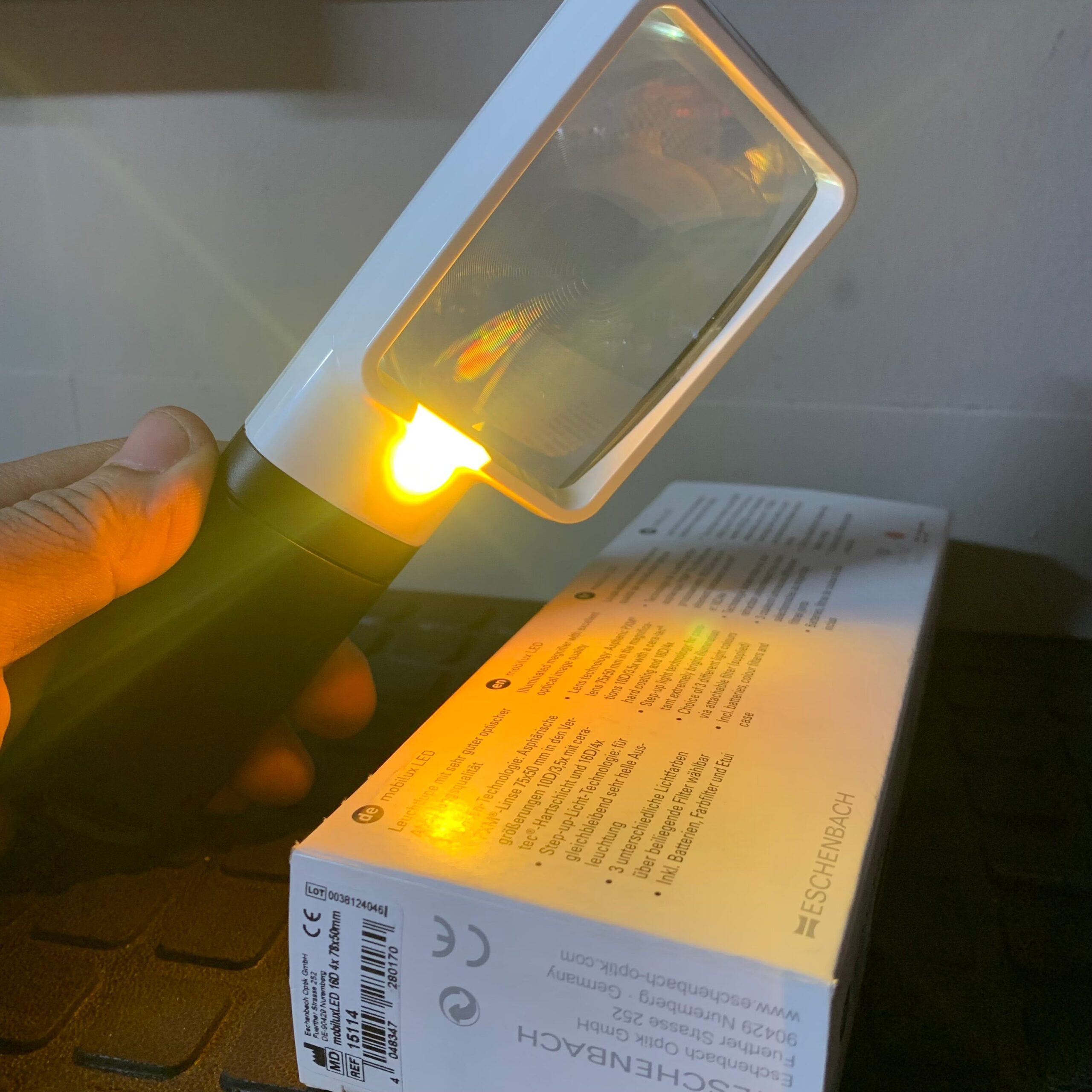 KÍNH LÚP CÓ ĐÈN LED CHIẾU SÁNG, ĐỘ PHÓNG ĐẠI 4 LẦN ESCHENBACH MOBILUX - Ảnh 5