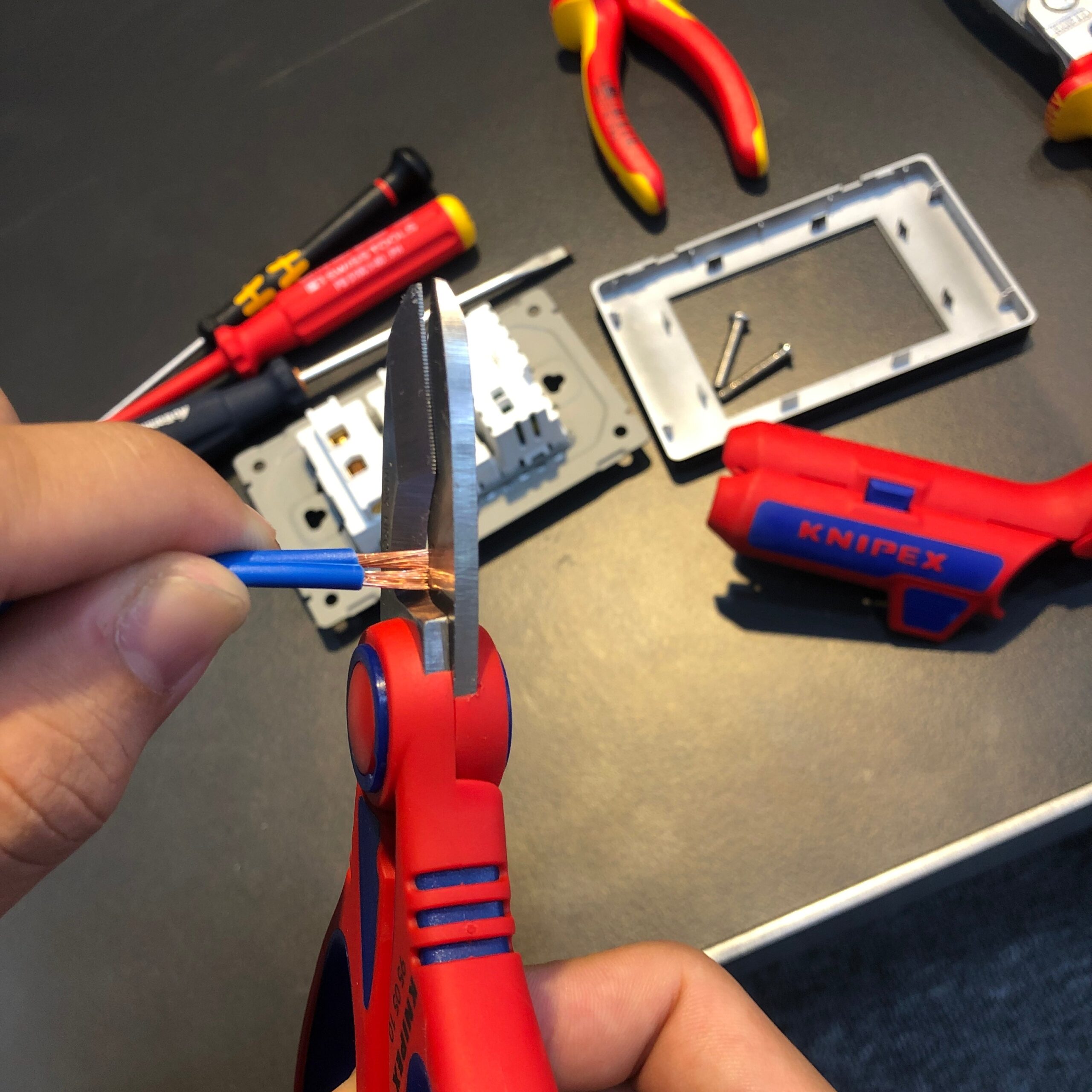 KÉO CẮT DÂY ĐIỆN KNIPEX 95 05 10 SB - Ảnh 9